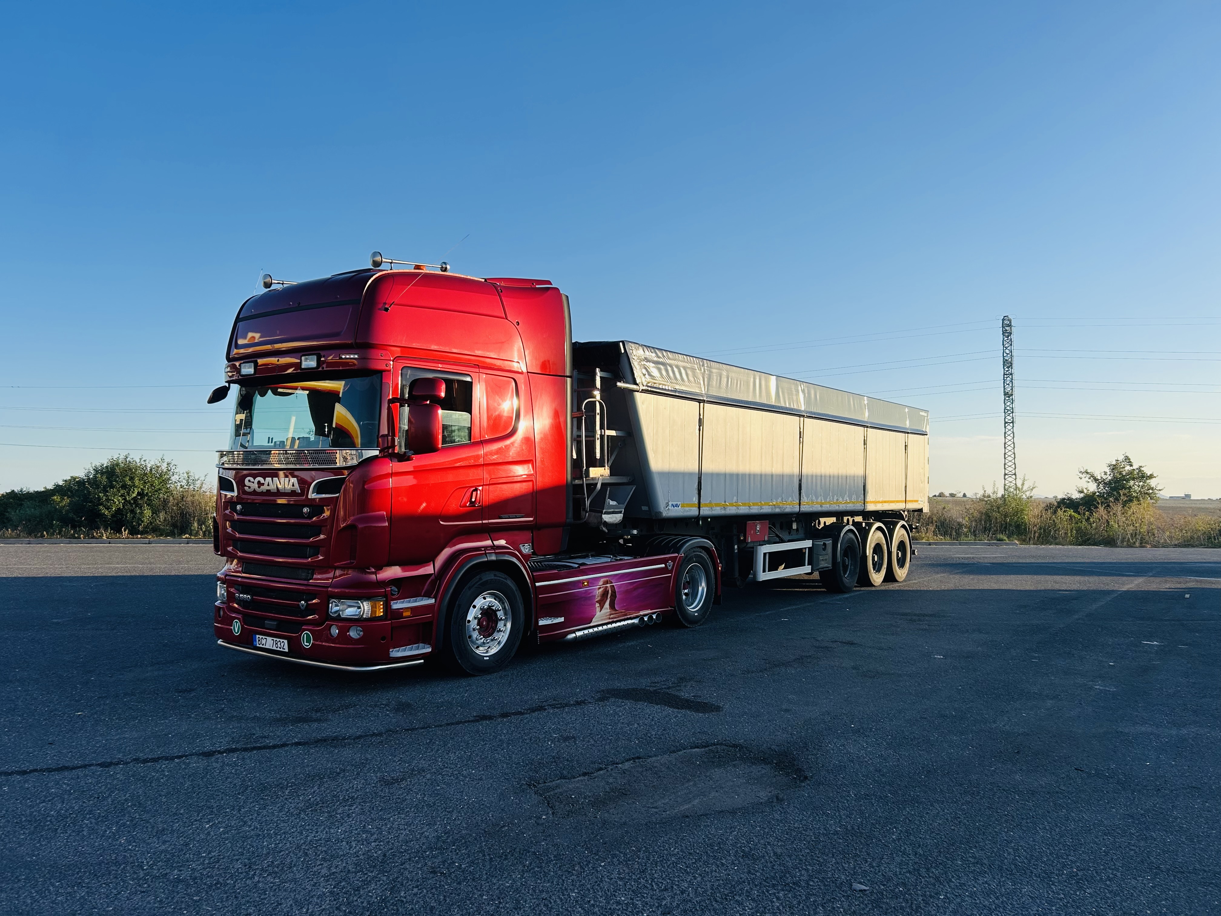 Červený kamion Novotný Transport se sklápěcím návěsem